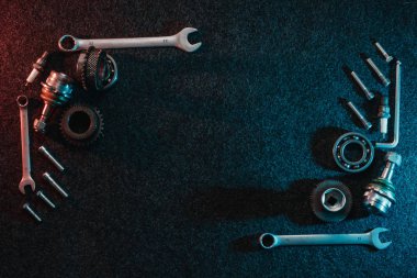 Çerçeve rulman parçalar, somun anahtarları, karanlık bir arka plan üzerinde içi. Üstten Görünüm, düz tasarım. Otomotiv kavramı.