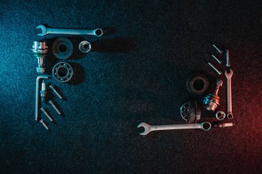 Çerçeve rulman parçalar, somun anahtarları, karanlık bir arka plan üzerinde içi. Üstten Görünüm, düz tasarım. Otomotiv kavramı.