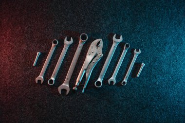 Karanlık bir arka plan üzerinde somun anahtarları. Üstten Görünüm, düz tasarım. Otomotiv kavramı.