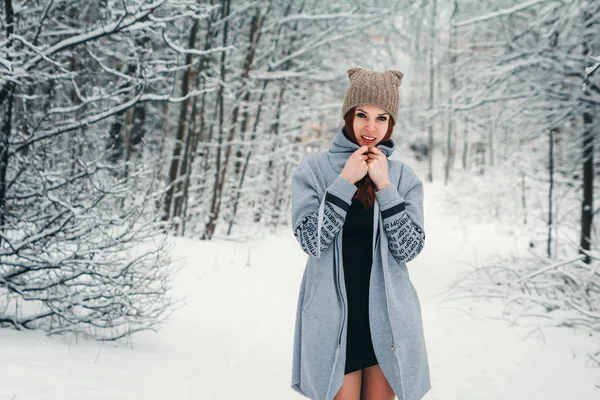美丽的女孩在森林里的冬天结冰了 相片在冷的口气 — 图库照片