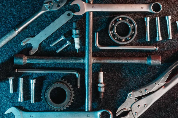 Yatakları, anahtarı, cıvata karanlık bir arka plan üzerinde. Yukarıdan görüntüleyin. Düz tasarım. Otomotiv konular.