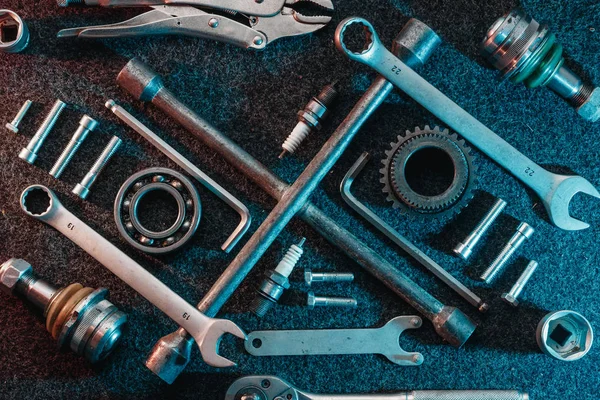 Yatakları, anahtarı, cıvata karanlık bir arka plan üzerinde. Yukarıdan görüntüleyin. Düz tasarım. Otomotiv konular.