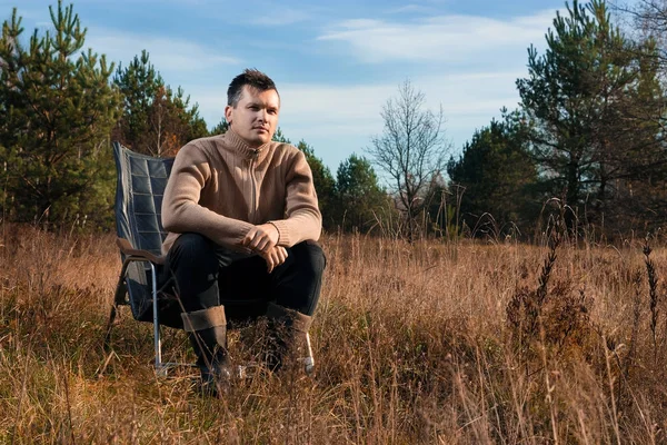 Ein Mann Sitzt Einem Schaukelstuhl Der Natur Das Konzept Der — Stockfoto