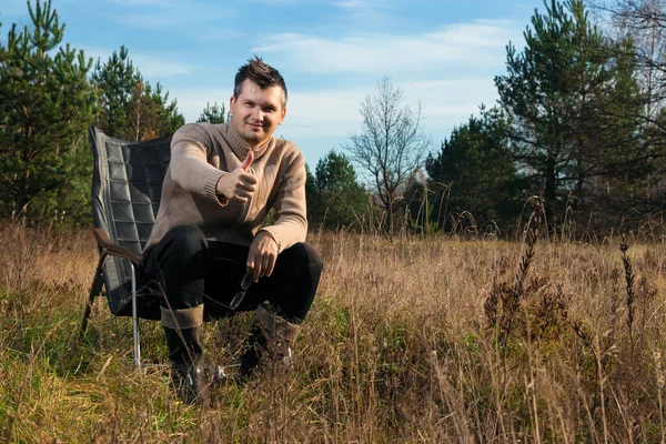 Hombre Está Sentado Una Mecedora Naturaleza Concepto Recreación Aire Libre —  Fotos de Stock