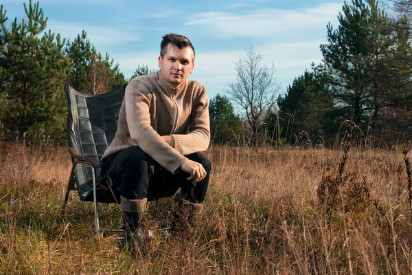 Ein Mann Sitzt Einem Schaukelstuhl Der Natur Das Konzept Der — Stockfoto