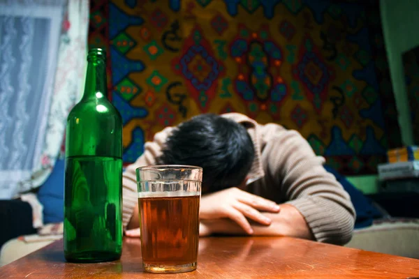 Sarhoş Adam Cam Masada Oturan Alkol Içki Şişe — Stok fotoğraf