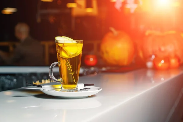 Grüner Tee Mit Apfelscheiben Einer Glasschale Auf Einer Weißen Theke — Stockfoto