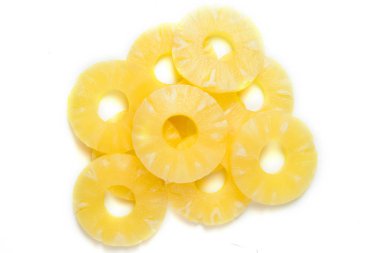 Sarı, meyveli ananas yüzük beyaz bir arka planda arka plan. Doğal arka plan, taze meyve.