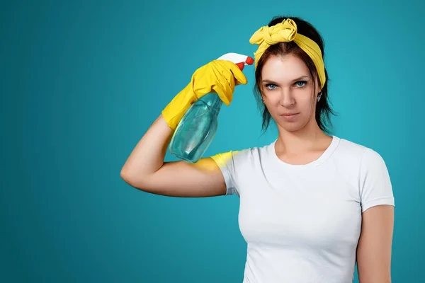 Ragazza Donna Delle Pulizie Dopo Pulizia Alza Con Viso Scontento — Foto Stock