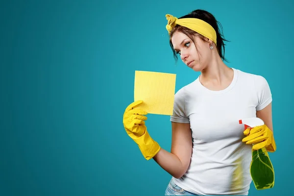 Ragazza Donna Delle Pulizie Dopo Pulizia Alza Con Viso Dispiaciuto — Foto Stock