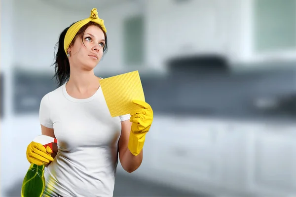 Ragazza Donna Delle Pulizie Dopo Pulizia Alza Con Viso Dispiaciuto — Foto Stock