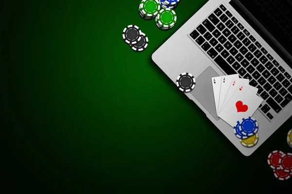 Casino Online Laptop Fichas Cartões Fundo Verde Jogar Vista Cima — Fotografia de Stock