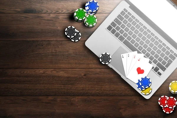 Online Kasino Notebook Čipy Karet Dřevěné Pozadí Hazardní Hry Pohled — Stock fotografie