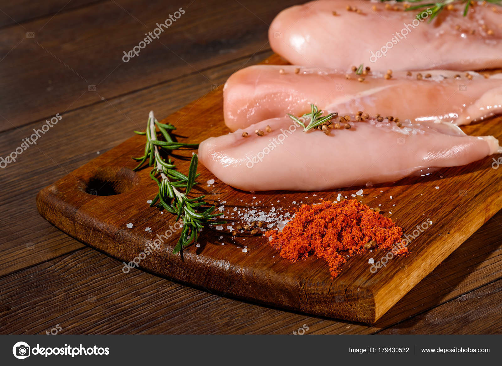 Çiğ tavuk göğsü, biber, biberiye ahşap zemin, bir kesme tahtası
