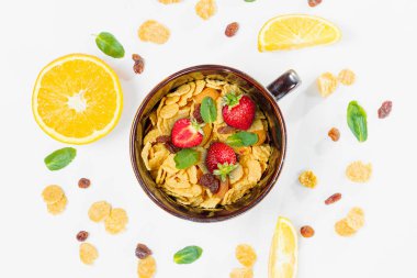 Mısır gevreği, sabah kahvaltı, Mısır gevreği, Kuru üzüm, badem, nane yaprağı, portakal suyu, çilek, üstten görünüm, beyaz arka plan, düz yatıyordu. Sağlıklı, doğru beslenme, ditox kavramı.