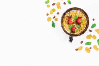 Mısır gevreği, sabah kahvaltı, Mısır gevreği, Kuru üzüm, badem, nane yaprağı, çilek, üstten görünüm, beyaz arka plan, düz yatıyordu. Sağlıklı, doğru beslenme, ditox kavramı.