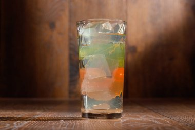 Su buz üstünde tahta arka plan ile.