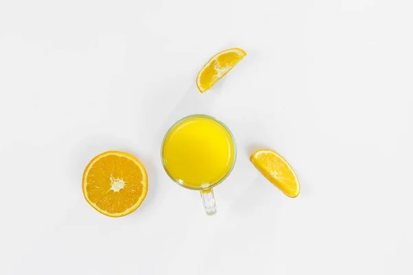 Cut orange, slices, mint leaves, orange juice in a glass top view on a white background, flat lay. The concept of healthy, proper nutrition, ditox. — Stock Photo, Image