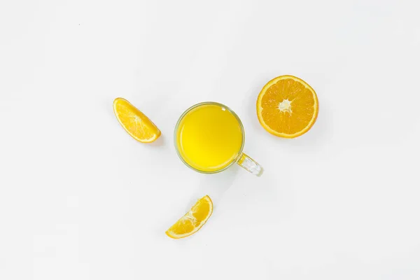 Cut orange, slices, mint leaves, orange juice in a glass top view on a white background, flat lay. The concept of healthy, proper nutrition, ditox. — Stock Photo, Image