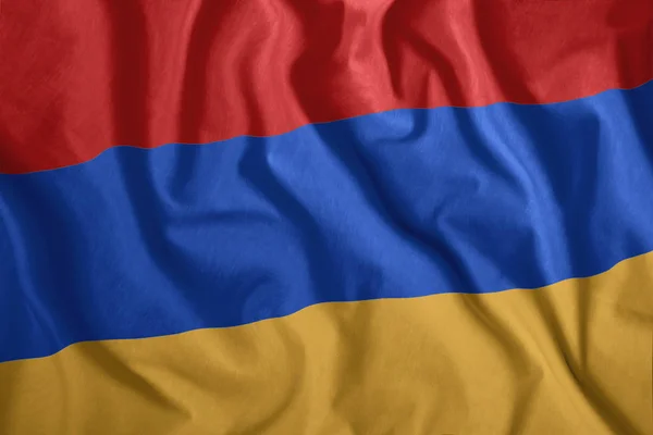 Den armeniska flaggan fladdrar i vinden. Färgglada, nationella flagga i Armenien. Patriotism, en patriotisk symbol. — Stockfoto