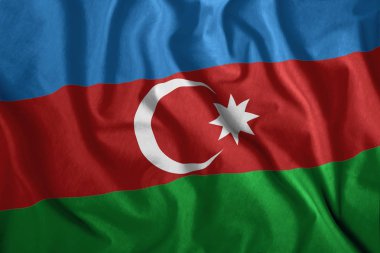 Azerbaycan bayrağı havada uçuyor. Renkli, ulusal Azerbaycan bayrağı. Vatanseverlik, vatansever bir sembolü.