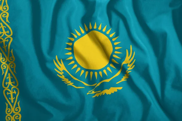 Weht die kasachische Flagge im Wind. bunte Nationalflagge Kasachstans. Patriotismus, ein patriotisches Symbol. — Stockfoto