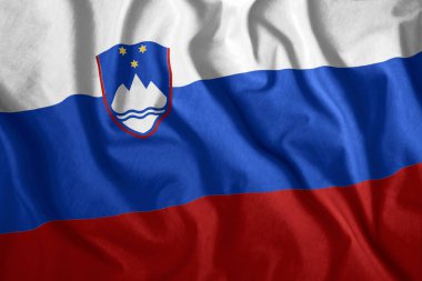 Slovenya bayrağı havada uçar. Slovenya renkli ulusal bayrak. Vatanseverlik, vatansever sembolü.