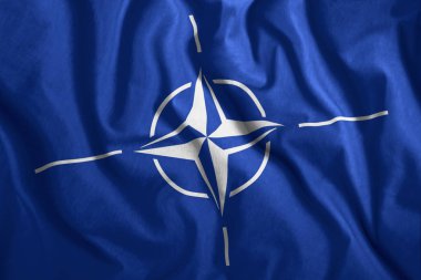 Nato bayrağı havada uçar. Nato renkli bayrağı. Sembol, birleşme.