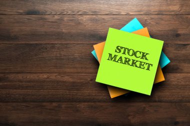 Borsa, ifade çok renkli çıkartmaları, kahverengi ahşap zemin üzerinde bulunmakta. İş kavramı, strateji, plan, planlama.