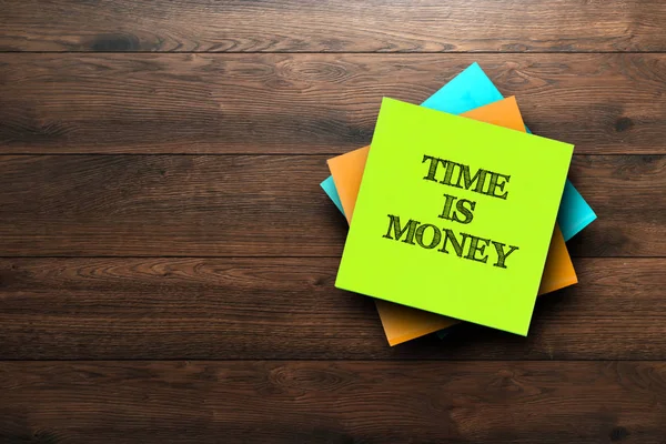 Time Money Frase Escrita Adesivos Multicoloridos Fundo Madeira Marrom Conceito — Fotografia de Stock