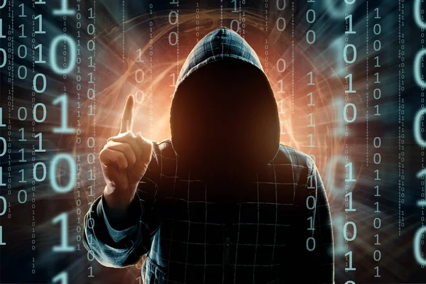후드에 해커의 남자의 실루엣 미디어는 엄지손가락 보여줍니다 서든어택 암호화 데이터 — 스톡 사진