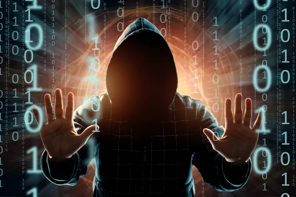 해커는 후드에 앞으로 미디어의 실루엣 스트레칭 서든어택 암호화 데이터 보안의 — 스톡 사진