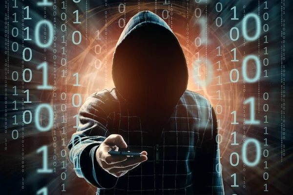 Een jonge hacker in een kap hacks een smartphone, een hacker aanval, een silhouet van een man, mixed media. Het concept van een plotselinge aanval, Cryptografie, gegevensbeveiliging, mobiel Internet. — Stockfoto