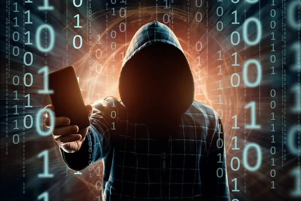 후드에 젊은 해커 해킹 한 스마트폰, 해커의 공격, 남자, 혼합 미디어의 실루엣. 서든어택, 암호화, 데이터 보안, 모바일 인터넷의 개념. — 스톡 사진