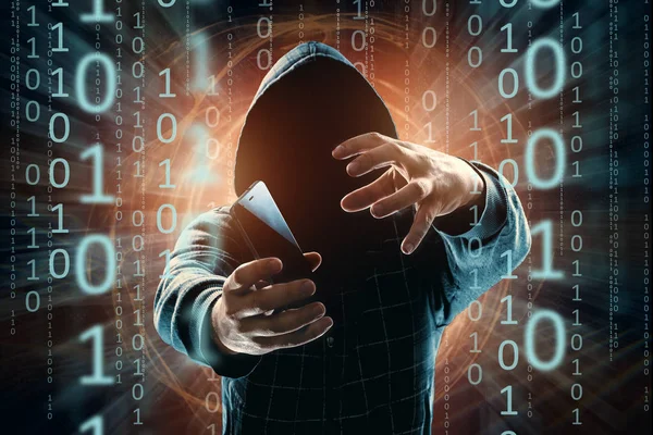 후드에 젊은 해커 해킹 한 스마트폰, 해커의 공격, 남자, 혼합 미디어의 실루엣. 서든어택, 암호화, 데이터 보안, 모바일 인터넷의 개념. — 스톡 사진