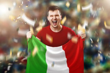 İtalyan bir fan, İtalyan ulusal bayrak onun elinde tutan bir adam hayranı. Stadyumda futbol hayranı. Karışık teknik