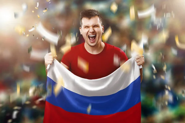 Un fan russe, un fan d'un homme tenant dans ses mains le drapeau national russe. Un fan de foot dans le stade. Techniques mixtes — Photo