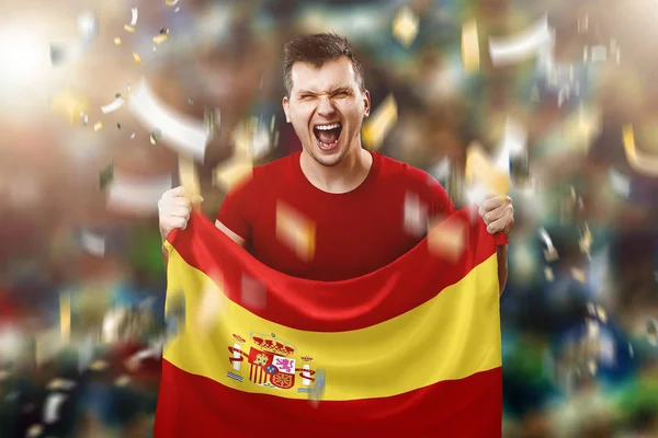 Un abanico español, un abanico de un hombre sosteniendo la bandera nacional española en sus manos. Aficionado al fútbol en el estadio. Medios mixtos — Foto de Stock