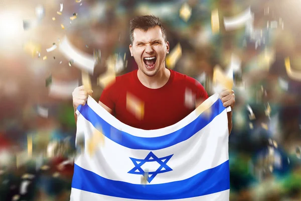 イスラエルのファン、彼の手でイスラエルの国旗を握って男のファンです。スタジアムでサッカーのファンです。ミクスト メディア — ストック写真