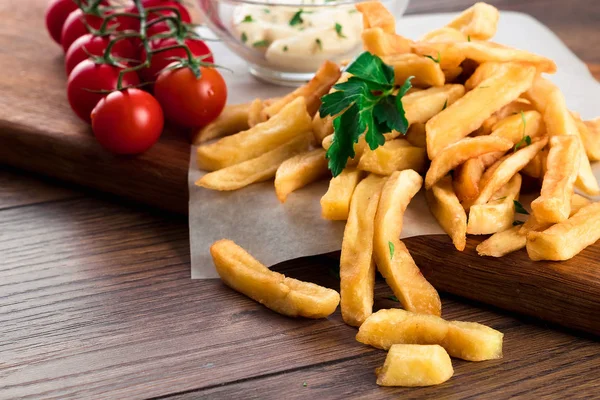 Papas Fritas Tomates Cherry Salsa Ajo Sobre Fondo Marrón Madera — Foto de Stock