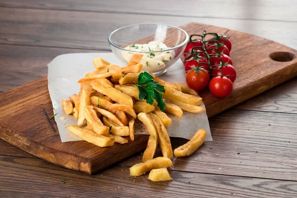 Papas Fritas Tomates Cherry Salsa Ajo Sobre Fondo Marrón Madera — Foto de Stock