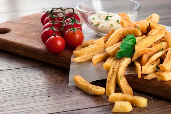 Papas Fritas Tomates Cherry Salsa Ajo Sobre Fondo Marrón Madera — Foto de Stock