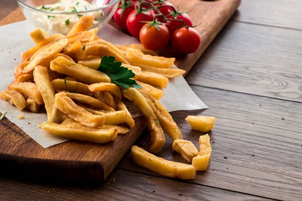 Papas Fritas Tomates Cherry Salsa Ajo Sobre Fondo Marrón Madera — Foto de Stock