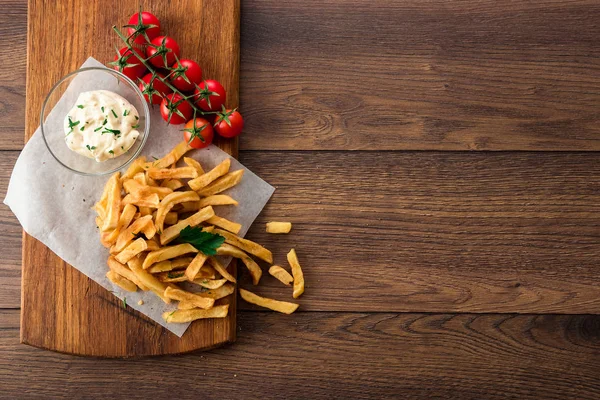 Papas Fritas Tomates Cherry Salsa Ajo Sobre Fondo Marrón Madera — Foto de Stock