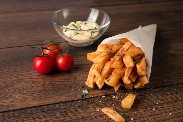 Papas Fritas Una Bolsa Papel Sobre Fondo Marrón Madera Primer — Foto de Stock