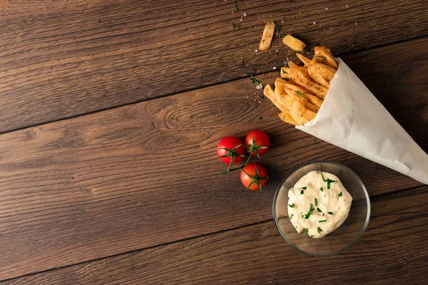 Papas Fritas Una Bolsa Papel Sobre Fondo Marrón Madera Vista — Foto de Stock