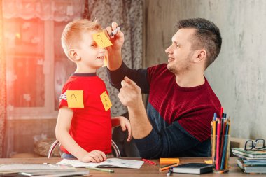 Baba ve oğlunun ödev etrafında aptal
