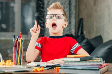 Küçük çocuk okulun ödevlerini yapıyor. Eğitim, çalışma