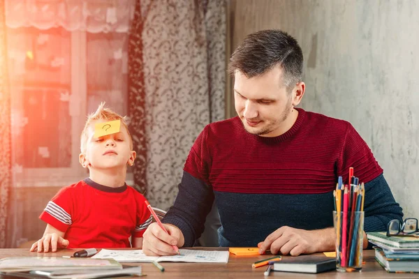 Pappan Hjälper Sin Son Att Göra Läxor — Stockfoto