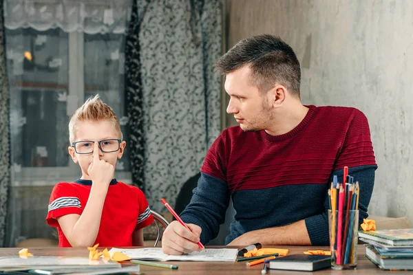 Pappan Hjälper Sin Son Att Göra Läxor — Stockfoto